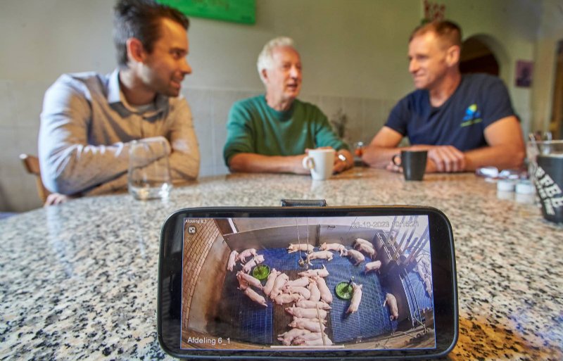 In de keuken zitten Groenland en Bankers samen met techniekleverancier Jari Vogels van StalData op de smartphone te kijken naar stalbeelden.