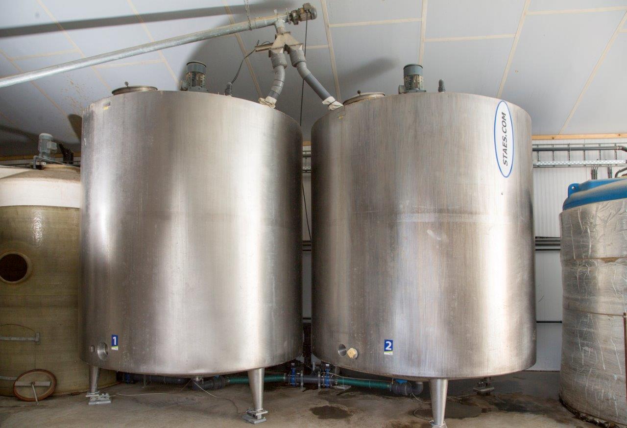 Kroef investeerde bijna 70 mille in de fermentatie-unit: twee geïsoleerde fermentatietanks met roerwerk op weegstaven, een warm water tank, een warmtewisselaar en een warmtepomp. 