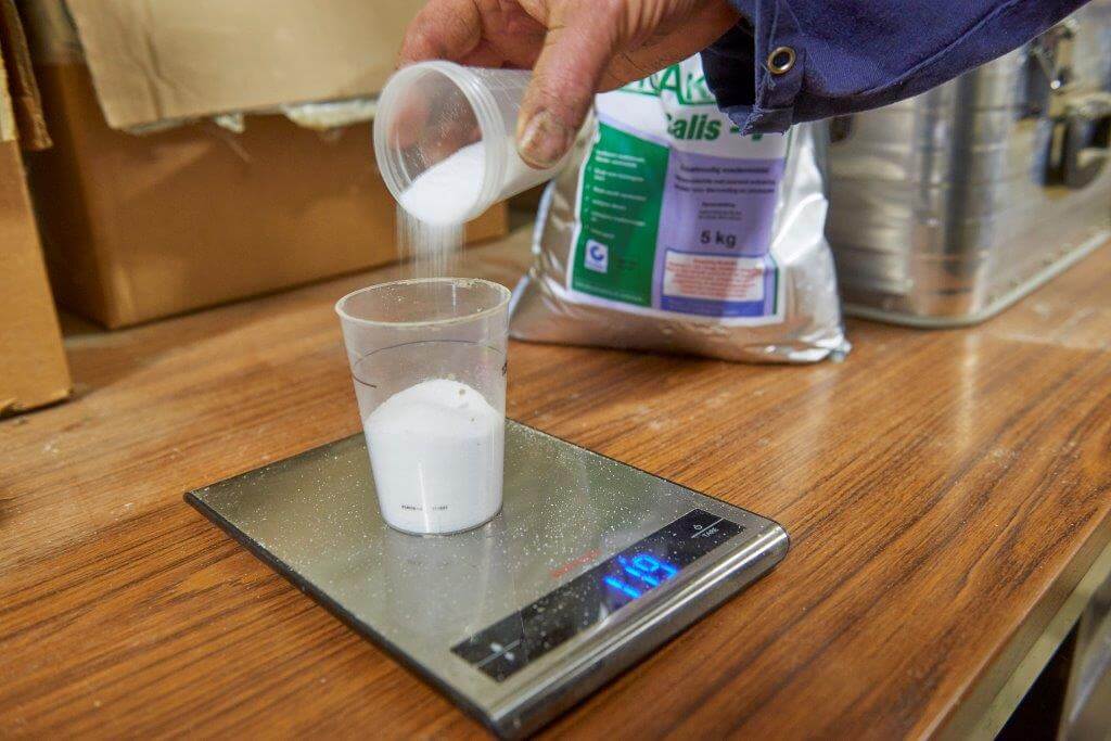 Per voermengsel weegt Hein nauwkeurig 120 gram BioAktiv Salis V af. 
