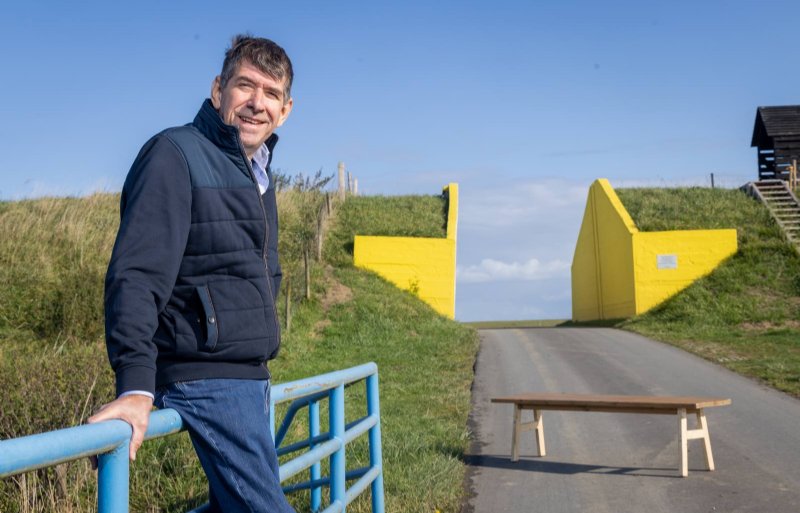 Gerard Driessen bij het gele dijkgat tussen de oude Reiderwolderpolder en de in 1924 drooggevallen Carel Coenraadpolder: 'Het symbool van mijn polderliefde.'