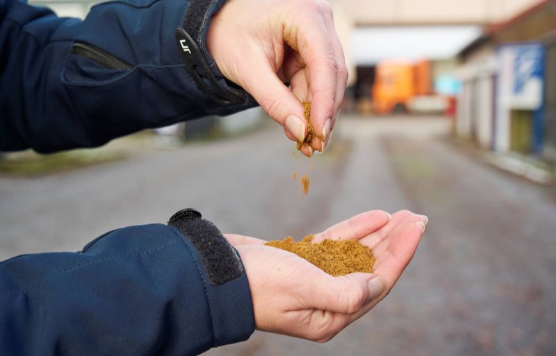 Het is bijzonder om een productielocatie geschikt te kunnen maken voor het verwerken van diermeel in biggenvoeders, stellen Sanne Hermans en Jan van Haperen van Fransen Gerrits.